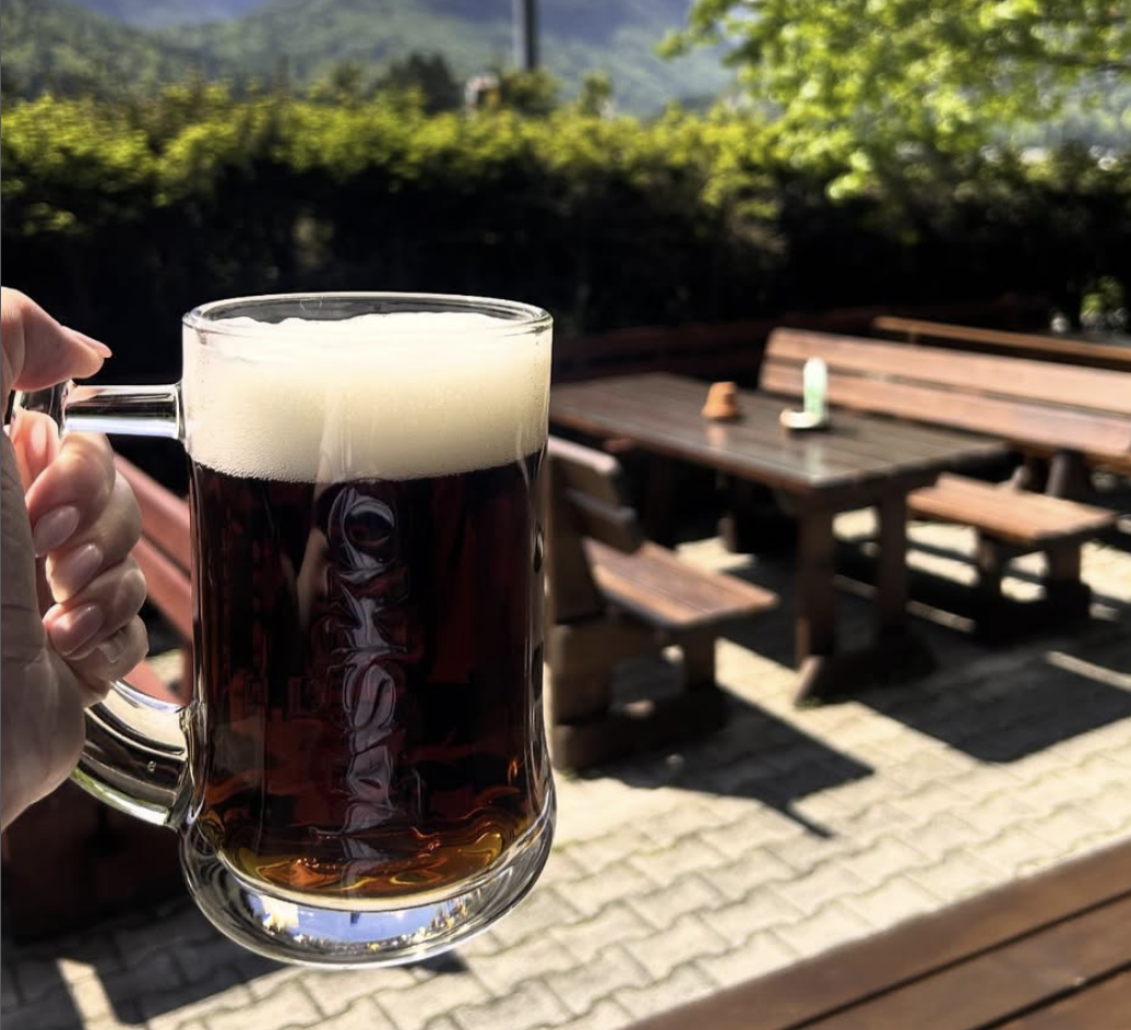 Kozarec točenega temnega piva na terasi Aljaževega Hrama